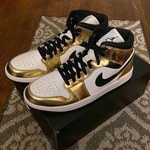 2020
Air Jordan 1 Mid SE 'Metallic Gold